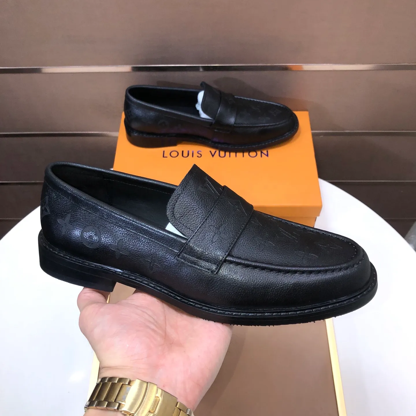 Men's men's shoes💰460💰【LV】(sheepskin lining) formal men's shoes! The high-end formal wear style is luxurious and elegant, with both practicality and style. We pay special attention to quality and details. The original version at the counter is 1:1 ultra-accurate replica👍🏻 The shoe last, leather, workmanship and comfort are not inferior! Material: imported cowhide upper, soft first layer of sheepskin! Code number: 38-45 (45 customized)